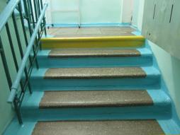 Лестницы Учреждений имеют закругленные ступени и поручни. Для ориентирования слабовидящих людей на каждом лестничном марше по краю первой и последней ступени на всю ширину выполнены контрастные полосы ярко - желтого цвета.