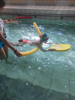 В бассейне проводятся занятия по обучению плаванию детей с 4-го года жизни в том числе и с детьми ОВЗ и инвалидами.